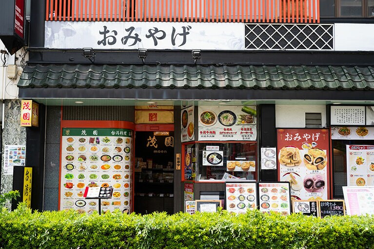 菓子コーナーは台湾料理店に併設。