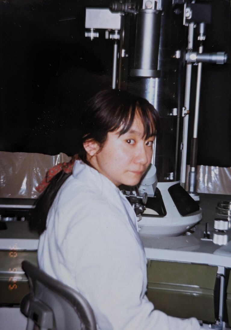 1990年頃。白衣を着て大学の研究室にいる姉。　©2024動画工房ぞうしま