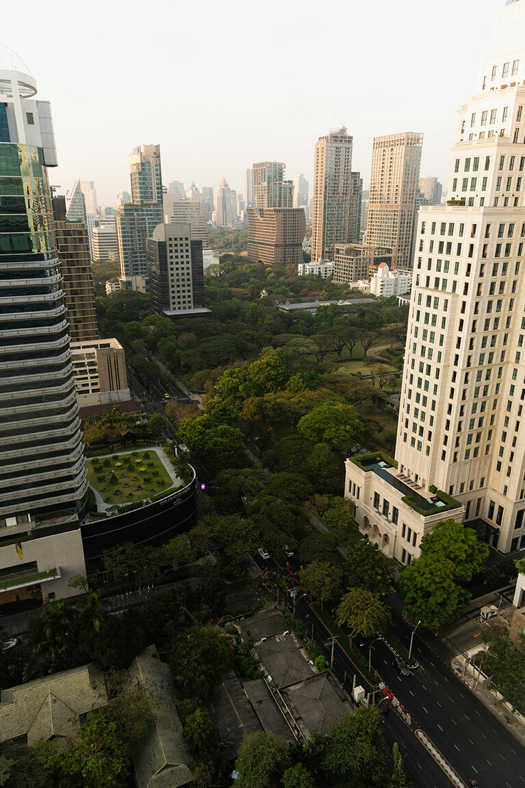 レストランがあるのは、「オークラ プレステージバンコク」の25階。ホテル周辺は、都心でありながらも緑濃い環境に恵まれている。