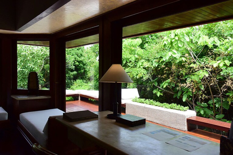 デスク回りも大きな窓から緑の眺めが。