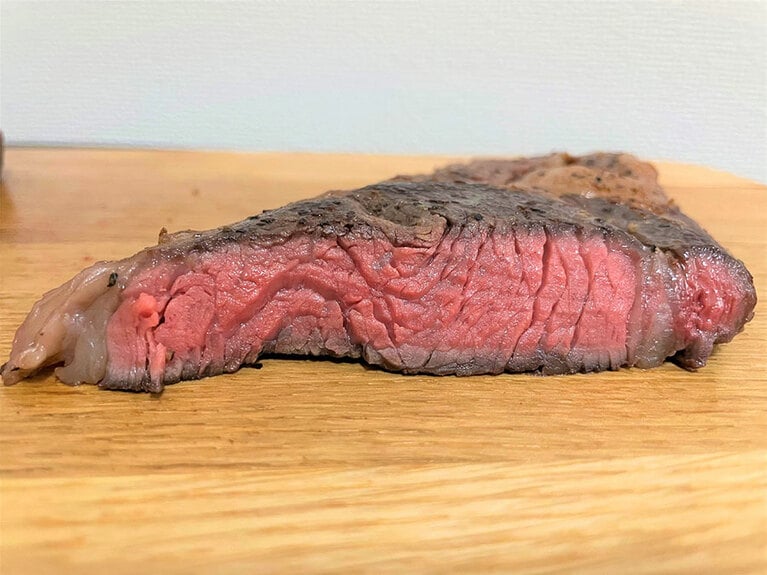 ミディアムレア状態の牛ステーキの断面。