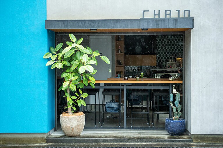 ガレージを改装したCHA10。ブルーの外壁やプロジェクターから壁へ映し出されるメニューなど、現代的でカジュアルな雰囲気は茶の湯のイメージを覆す。