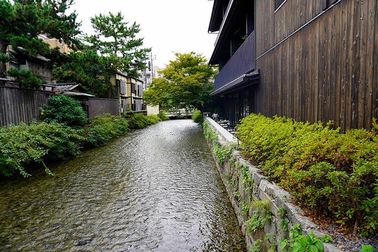 「THE SHINMONZEN」の横には川が流れている。テラスでの食事も気持ちがいい。