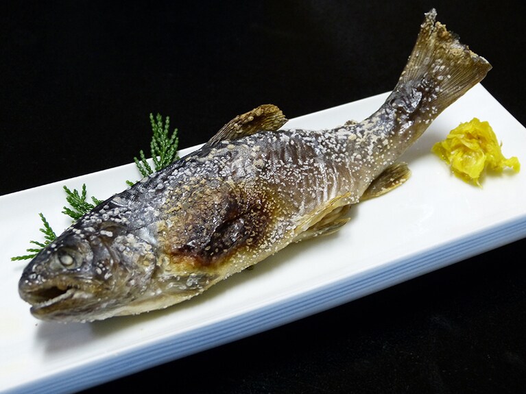 川古温泉 浜屋旅館［群馬／川古温泉］岩魚塩焼き。
