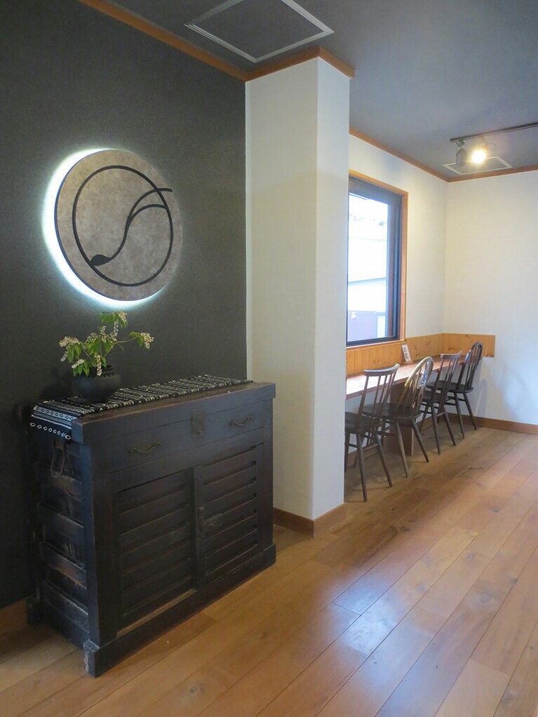 カウンター4席、テーブル4席のイートインスペースもあり。コーヒー、紅茶は各330円で提供。