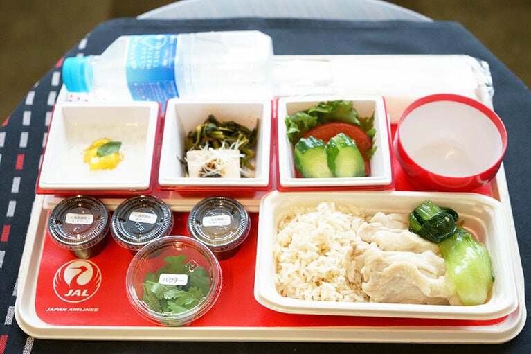 事前に撮影させていただいたエコノミークラスの機内食。スープがなく、お料理の種類と量が少ないけれど、チキンライスのおいしさは同じ！