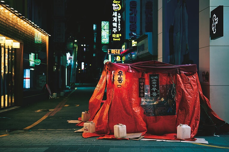 「本当に噂のうどん」という店名のうどん屋台も。