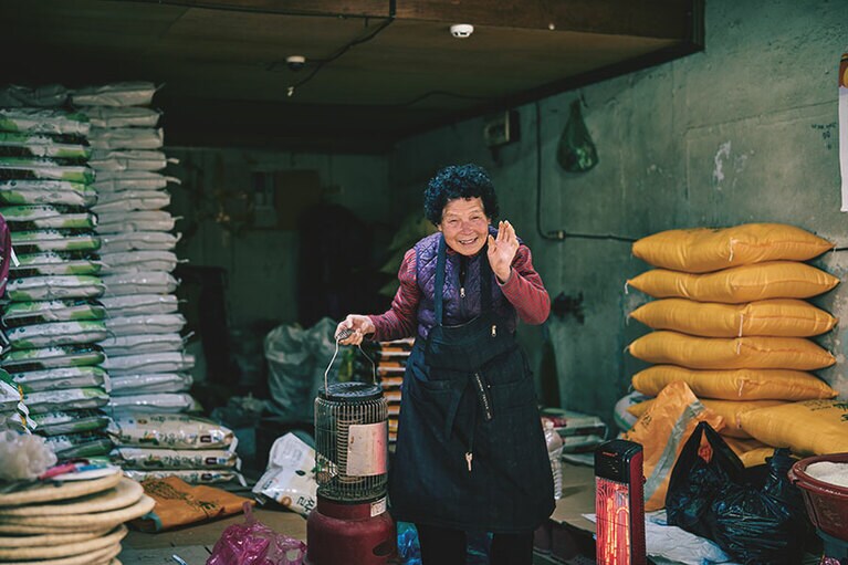 チャガルチ市場、忠武洞海岸市場、忠武洞夜明け市場で出会えるアジェとアジメの笑顔は釜山の旅の楽しみの一つ。アジェは釜山の方言でおじさん、アジメはおばさんのこと。