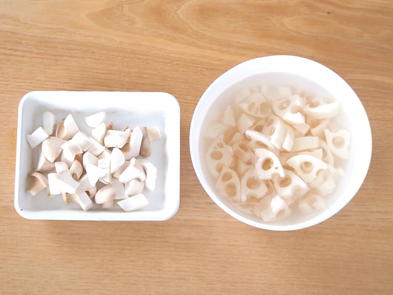 蓮根は皮を剥いて食べやすい大きさに切り、水にさらしてアク抜きをする。エリンギは蓮根と大きさを揃えるように切る。