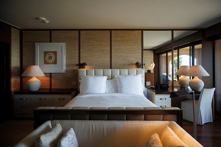 “オハナプライムオーシャンフロントスイート”のベッドルーム。 