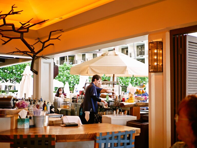 「ハウス ウィズアウト ア キー」の店内。スタッフがひっきりなしに来るカクテルオーダーを次々とさばいて仕上げていく様もちょっとしたショーで、見事なものだった。