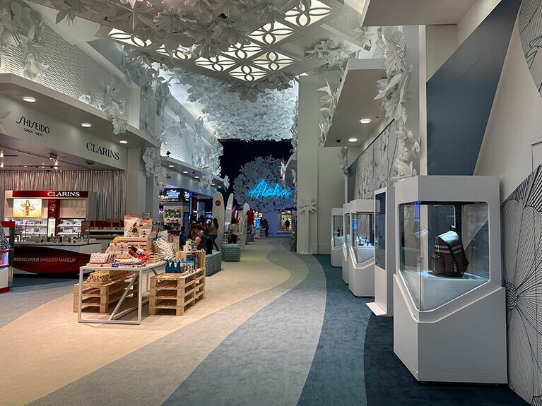 エントランス付近には化粧品、サングラスなどが並んでいます。