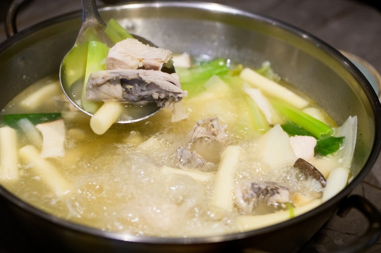 「これ食べなきゃ帰れない！」な韓国グルメの定番、タッカンマリ。東大門まで行かなくても、ホテルでこの味に出会える嬉しさ……（感涙）。