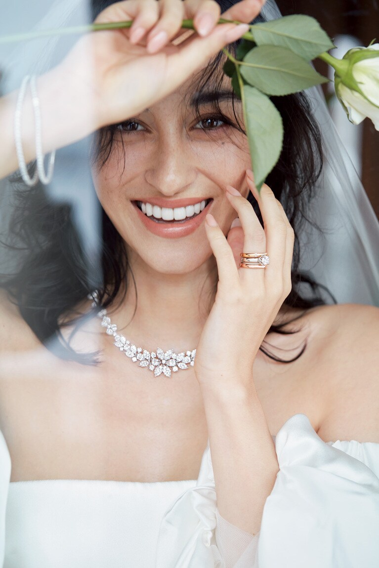 〈左手・薬指先から〉「ヴェラモーレ」マリッジリング（YG×DIA） 140,800円　「ミヌー」エンゲージリング（PT×センターDIA0.3ct～） 448,800円～ 　「ノイドゥーエ」マリッジリング（PG） 121,000円　ネックレス（WG×DIA） 16,280,000円　「ミヌー」ピアス（WG×DIA） 480,700円　テニスブレスレット・太（WG×DIA） 1,760,000円、細（WG×DIA） 836,000円／すべてダミアーニ（ダミアーニ 銀座タワー） ドレス 1,210,000円、ベール 58,300円／ともにヴェラ・ウォン オート（ヴェラ・ウォン 銀座本店）