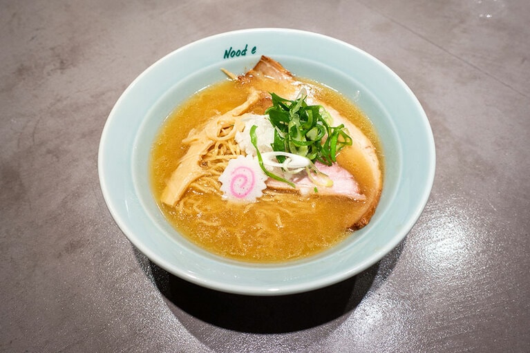 鶏と鴨の樽熟成しょうゆラーメン。950円。