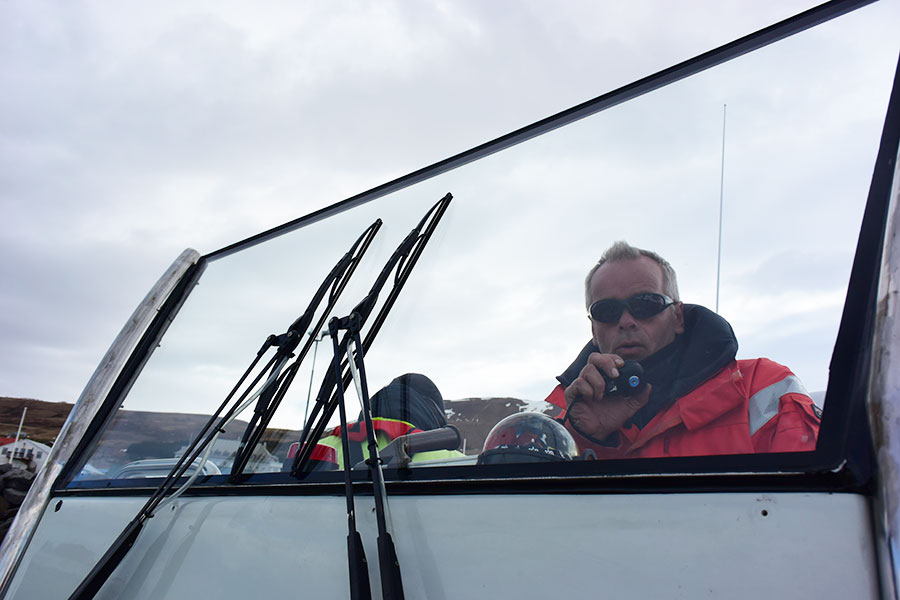 キャプテンは地元の漁師さんと無線で交信しながら、クジラを探索。