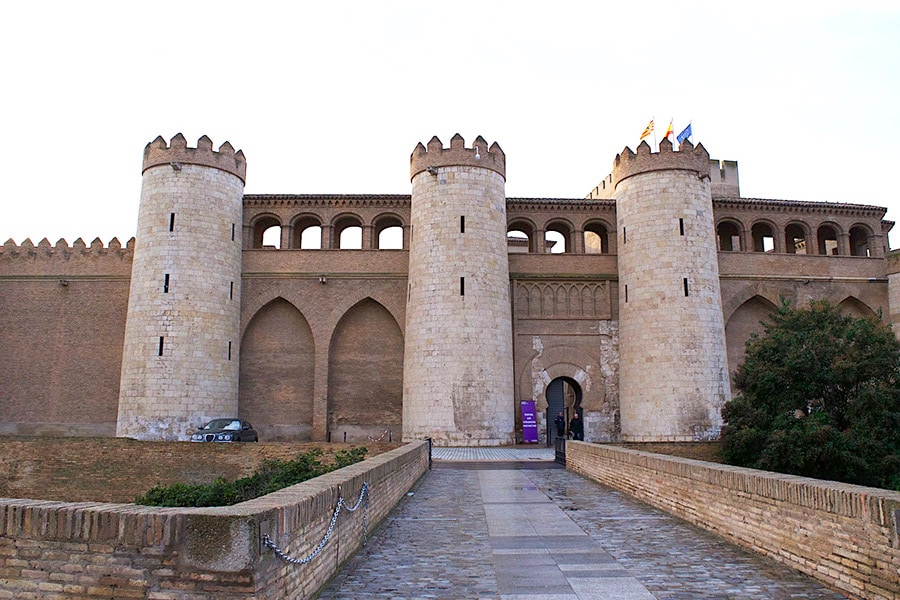 円筒形の見張り塔を備えた城壁に囲まれたアルハフェリア宮殿。