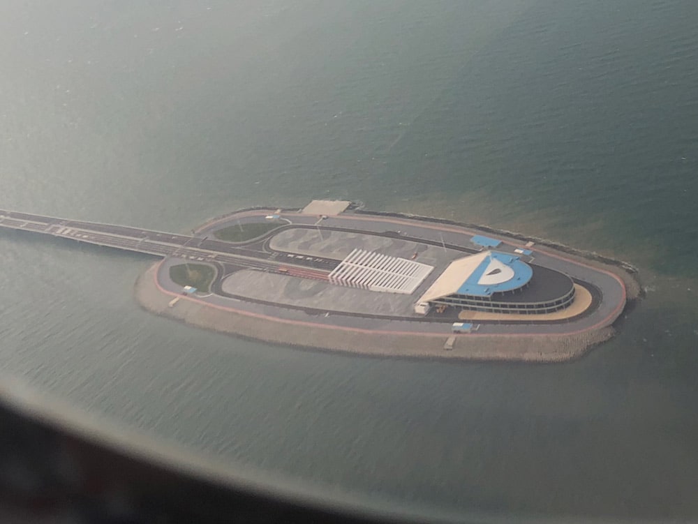 海上橋と海底トンネルの境にある人工島。ここに「海ほたる」のような施設の設置が計画されている。香港国際空港へ着陸する航空機内から撮影。