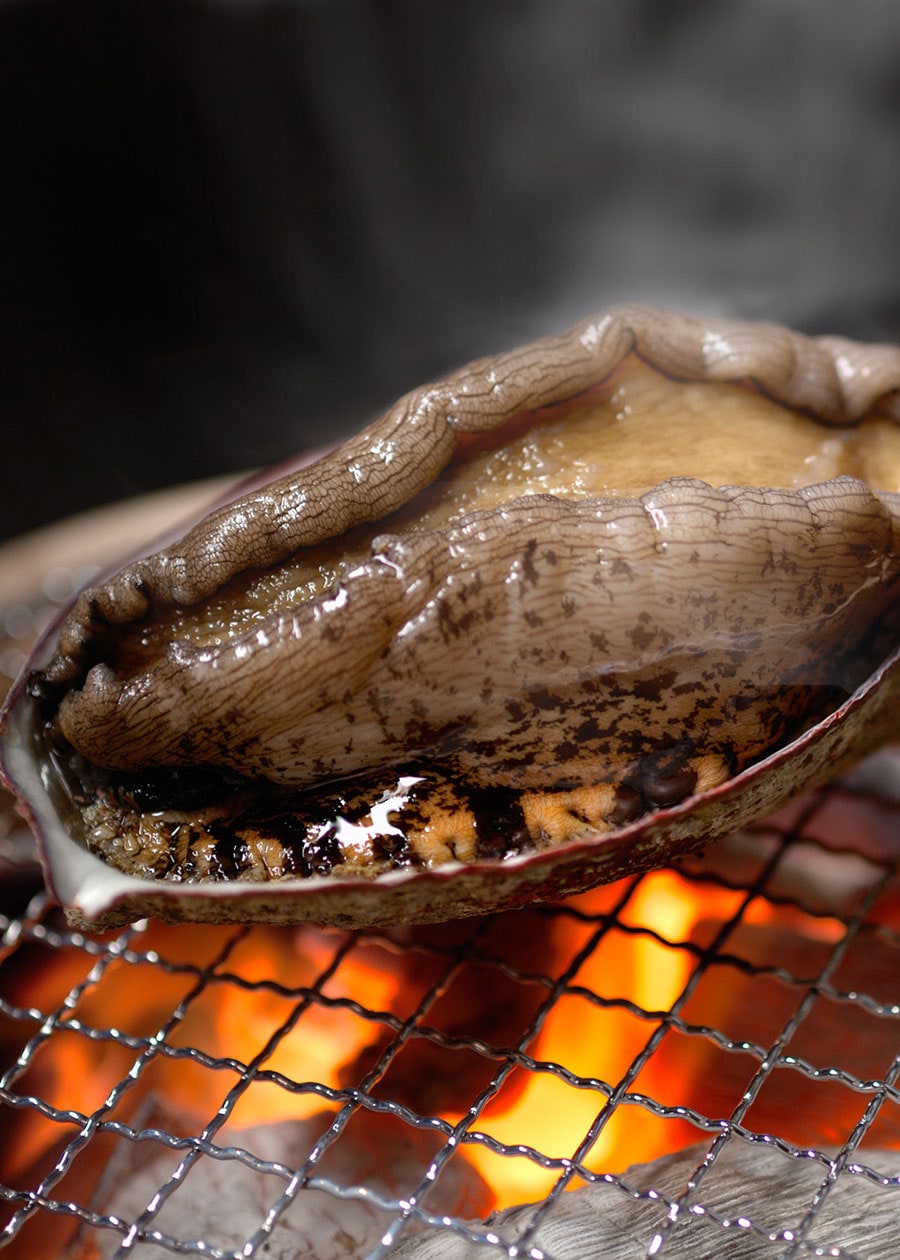 “鮑の炭火踊り焼き“をはじめ、名物料理もぜひ味わいたい！