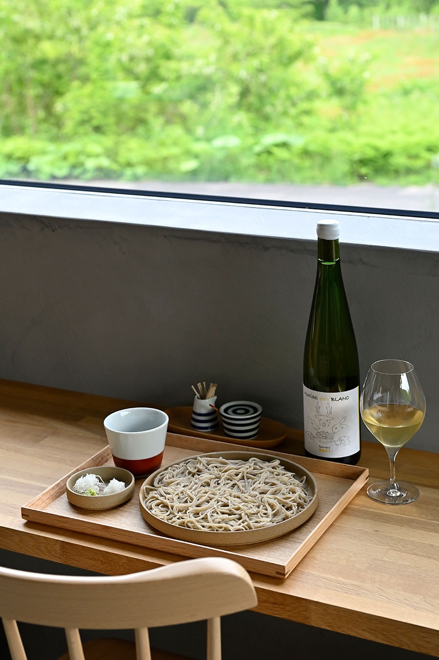 初めて醸造した“Asahidai 245 Blanc”で蕎麦をたぐる。驚くほどの好相性。週末には“丸ヌキ”を使っての十割蕎麦も。蕎麦はご主人、蕎麦前や料理とワインが奥様という棲み分け。