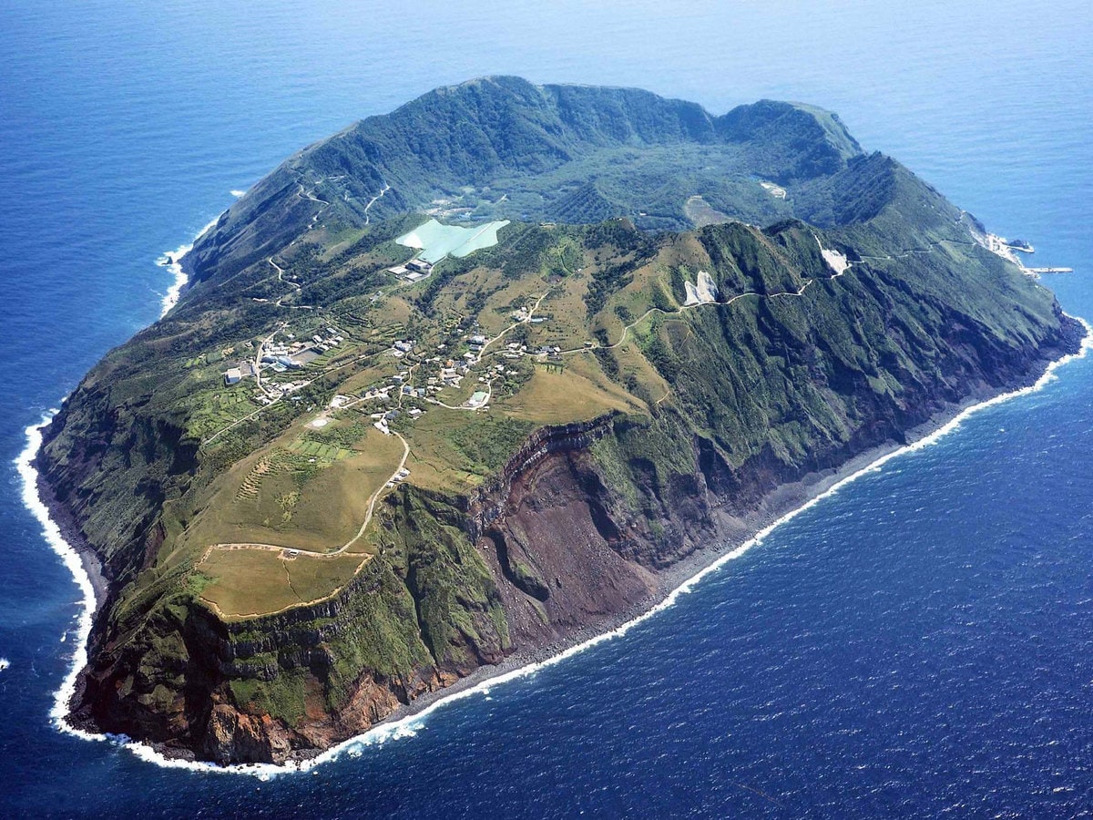 上陸難易度は国内屈指 絶海の孤島 東京 青ヶ島の不思議なダブルカルデラ 古関千恵子の世界極楽ビーチ百景