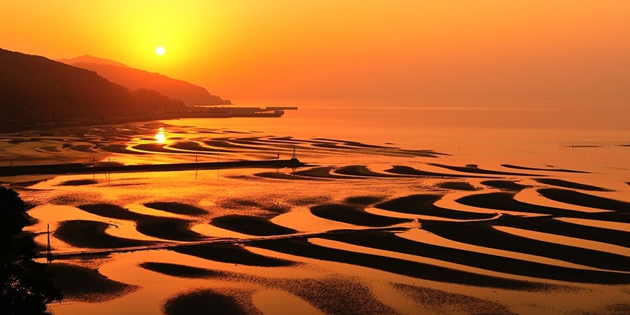 【熊本県 ~夏の絶景・風物詩10選~】夕日が三日月形の海を橙に染め、時に七色に輝く「御輿来海岸」/2026年版 | 今こそ行きたい! 「日本に ...