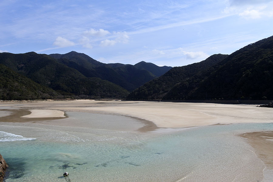 遠浅の海と尾根が繰り広げる、雄大な風景が広がる頓泊海水浴場。