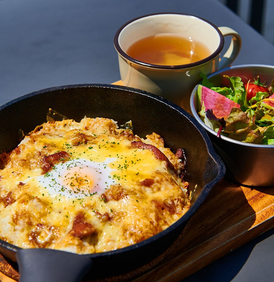 スパイシーな定番の焼きカレードリアランチはセットで1,320円。