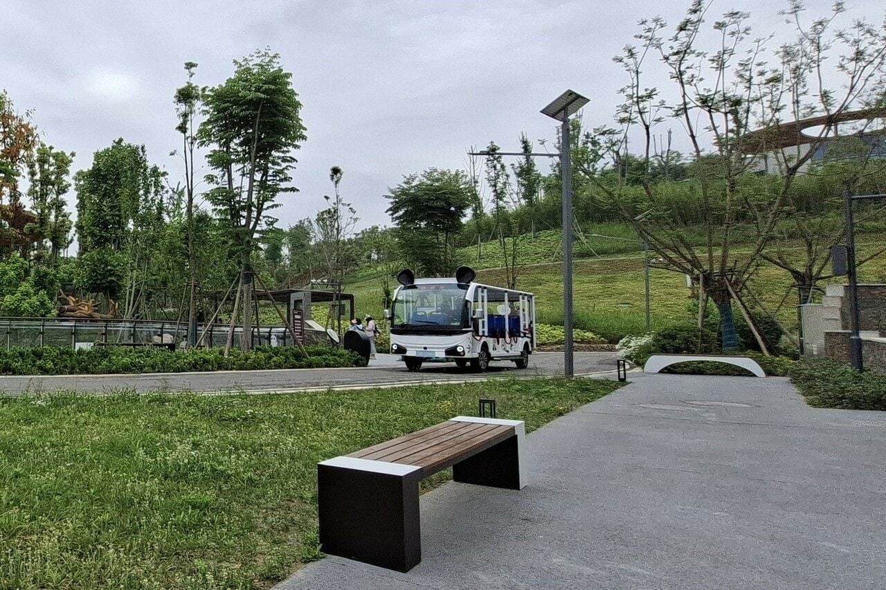 園内移動用車両とベンチ。（筆者撮影）