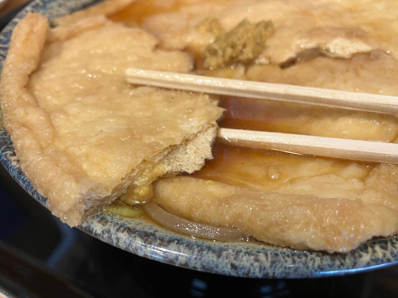 お揚げを崩して辛子をちょっと付けて