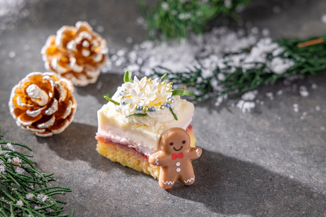 リースを象ったローズマリーやアラザン、金箔を華やかにトッピングし、遊び心あるデザインと上品な味わいが楽しめる「ホワイトチョコレートのリース仕立てフロマージュケーキ」。
