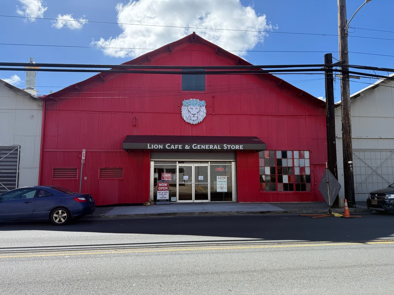 香りもいいけど、真っ赤な店構えもいいんです！