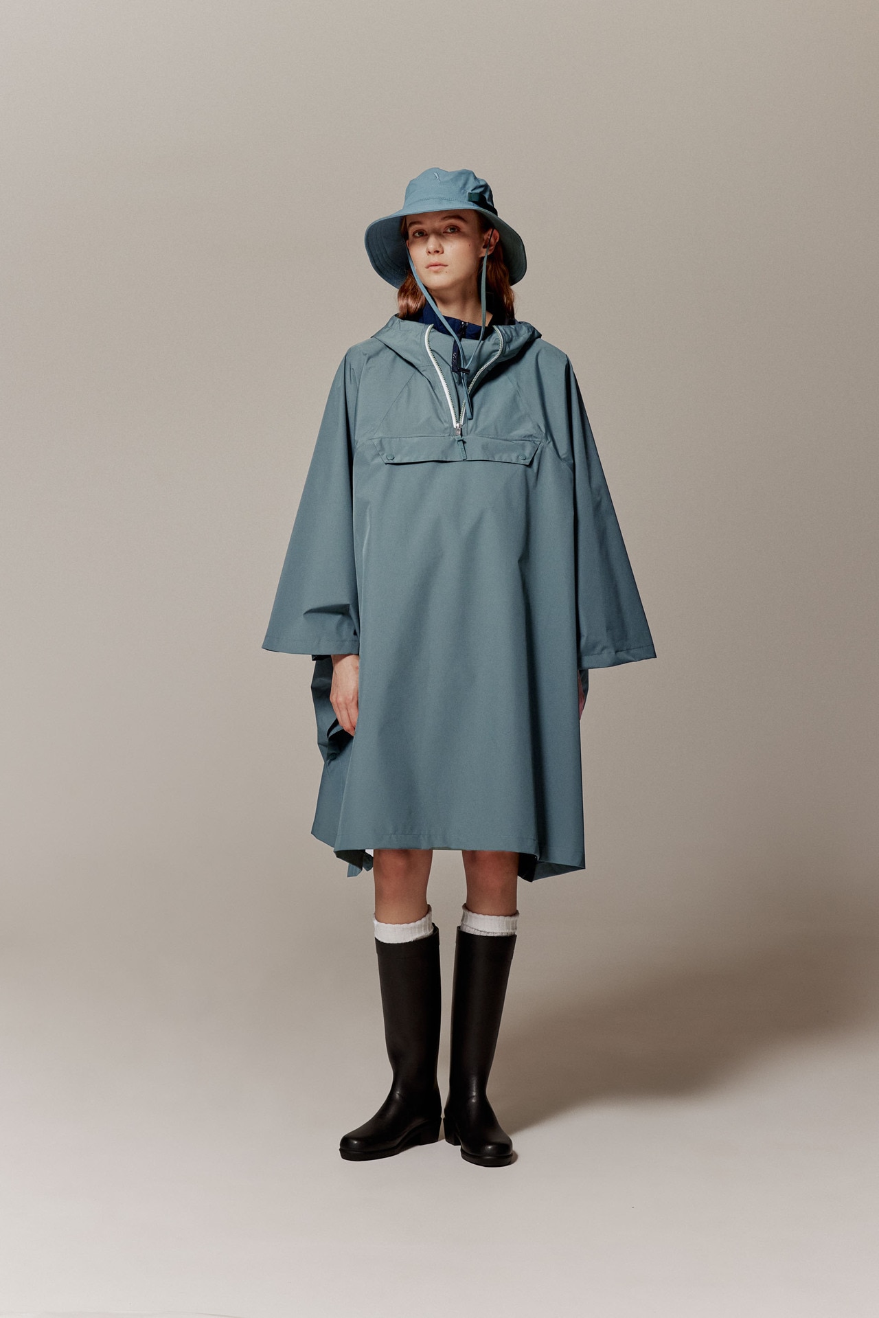 ミリカ(ノワール)31,900円、RainPack ポンチョ(アロエ)37,400円。