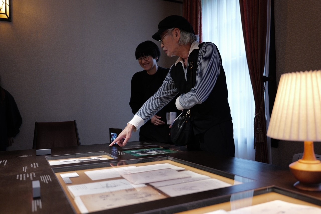 晴臣くん時代のノートを懐かしむ細野さん。