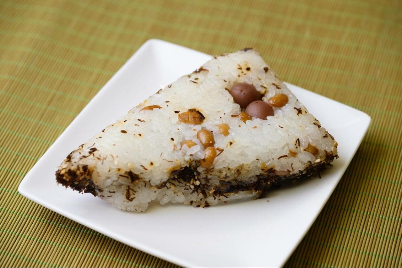 定番の「とん蝶（白蒸し）」は、1個 約170g。