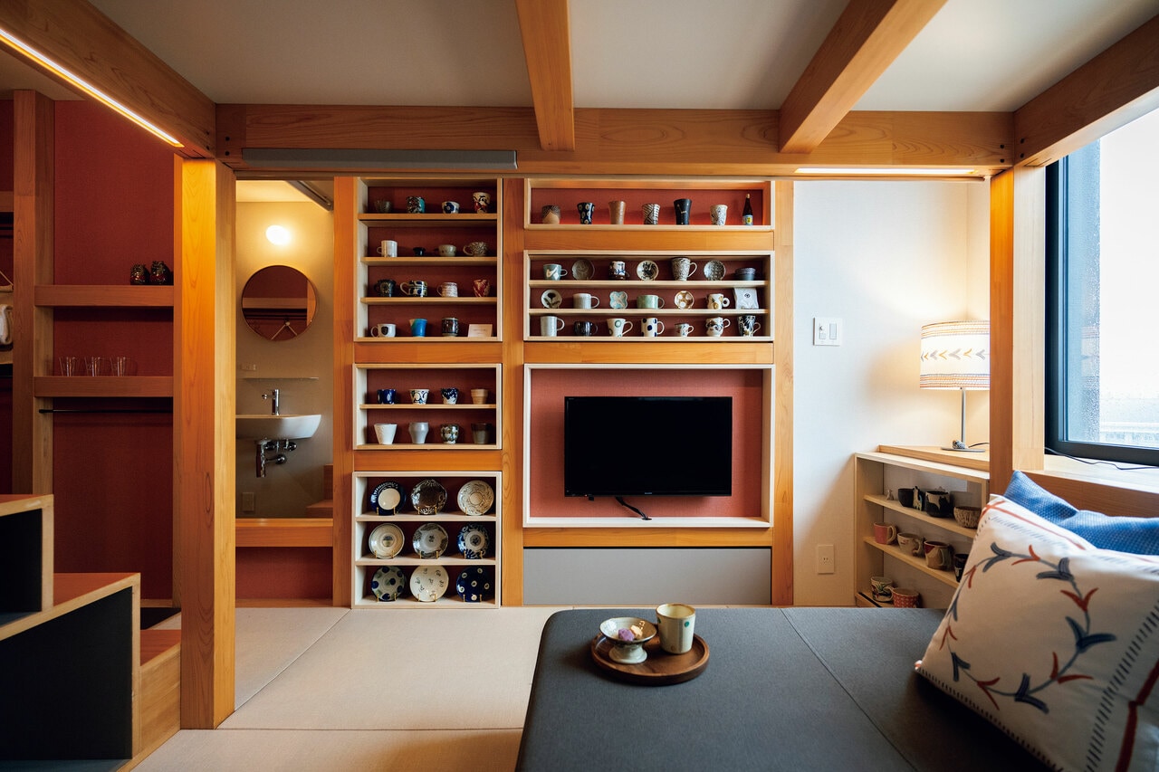 「100のやちむんと100のつくり手に出会える部屋」をテーマに2024年11月に誕生した「OMO5沖縄那覇 by 星野リゾート」の「やちむんルーム」。1室 18,000円～（2名利用）、3名まで宿泊可能。