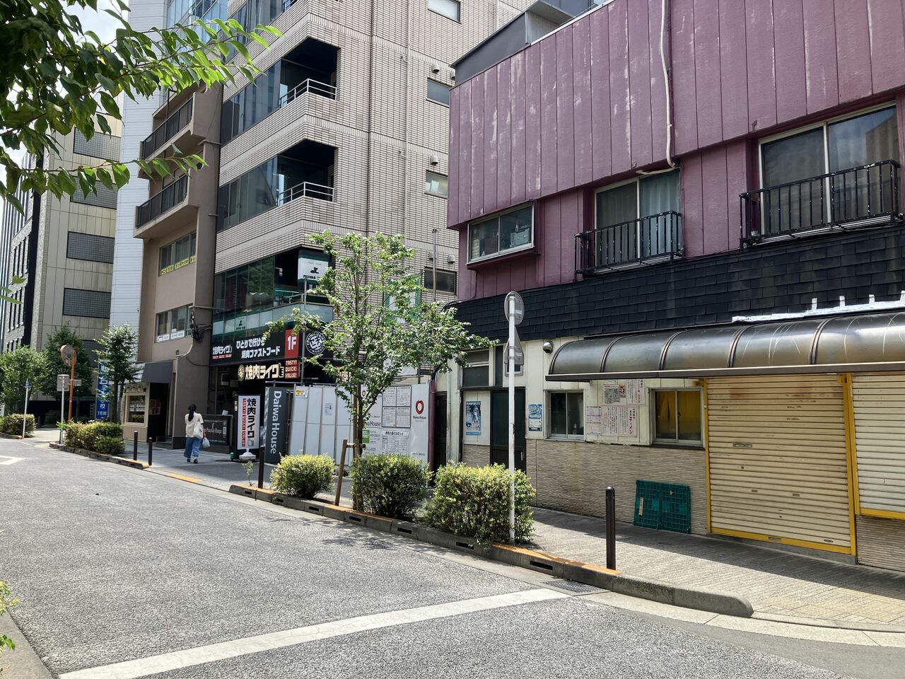 街中華「山田屋」を通過して駿台予備学校方向へ