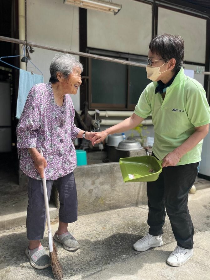 ヘルパーさんと庭掃除をしながら「家が前よりきれいになりよるねえ」と喜ぶ