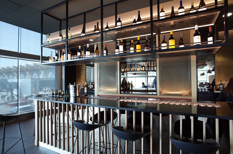 アルコール類はラウンジのいちばん奥。常時8種類ほどのワインと各種ドリンクが揃っている。ワインが空くと別種類のものを進めてくれるので飲み過ぎ注意だ。取材時には流ちょうな日本語を話すバースタッフがワインの説明をしてくれた。