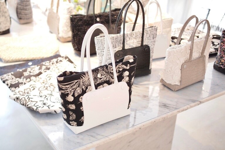 モノトーンカラーをベースにした、上品なオートクチュールバッグ。ⒸBrijean