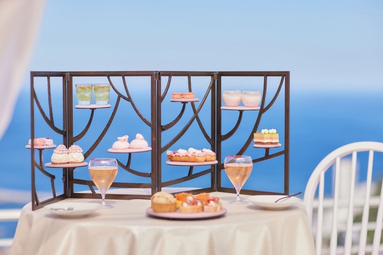 特等席で春の訪れを感じる「梅ひらくアフタヌーンティー」。