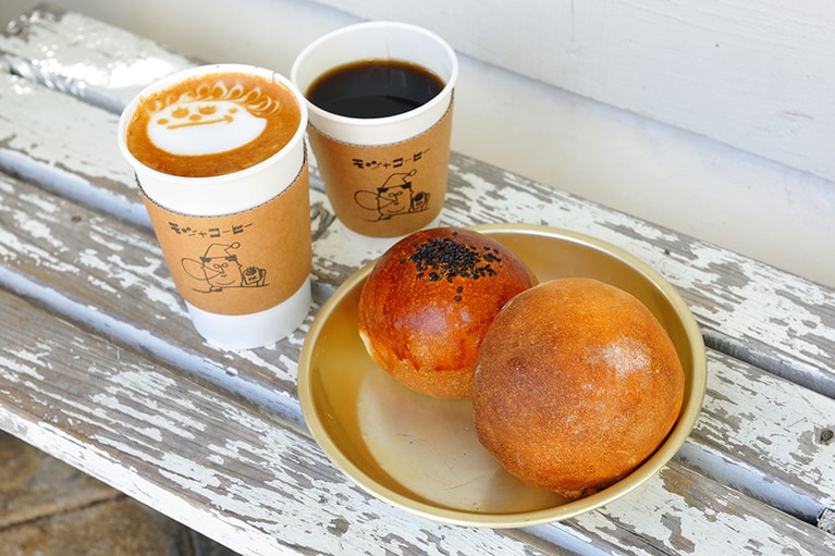 手前から“くるみぱん”“あんぱん”各250円、ホットコーヒー・S 350円、カフェラテ 500円。