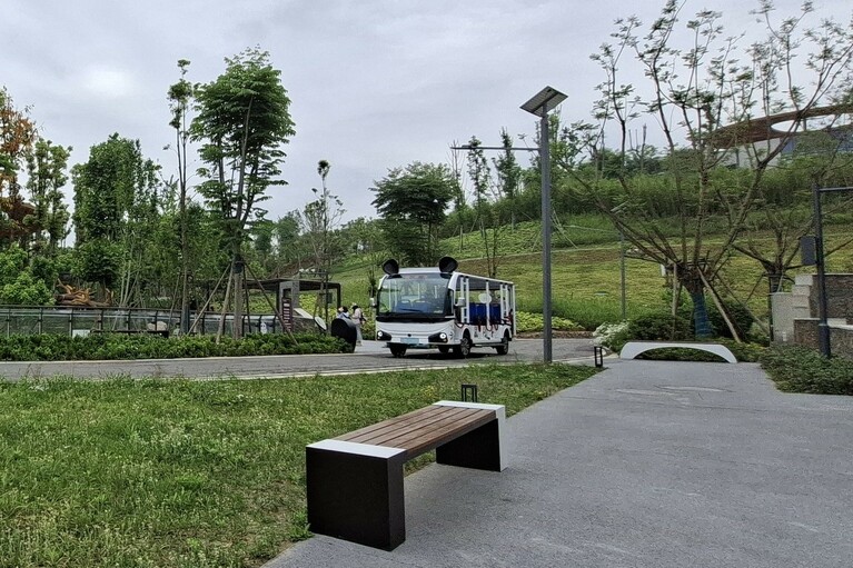 園内移動用車両とベンチ。（筆者撮影）