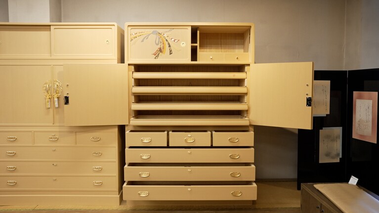 田中家具製作所の桐箪笥は、厚く良質な桐の無垢材を用い、重厚で上品な雰囲気を持っているのが特徴。