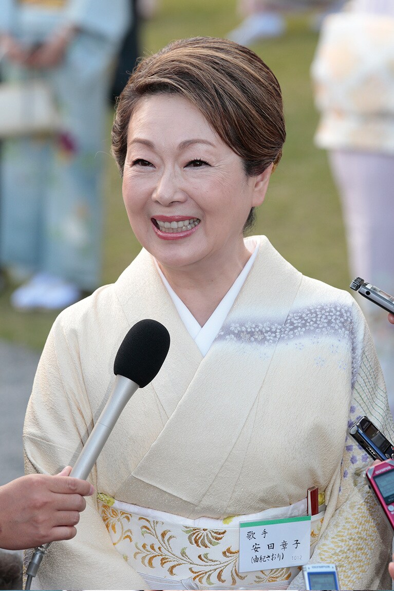 日本一ピンクがかったホワイトが似合う演歌歌手、由紀さおり。カラオケで「夜明けのスキャット」を歌ってみると、いかに「ルルル」のみで場を持たせるのが難しいか痛感し、彼女の歌唱力・表現力を改めてリスペクトすることになる。