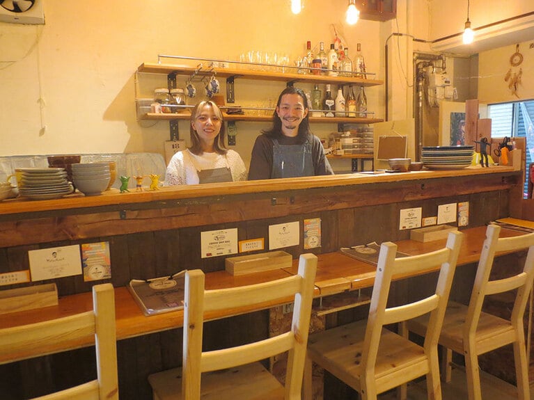 下紺たきハスバさん(左)と城崎駿之さん。1階はカウンター6席、テーブル2卓4席。2階には寛げるソファ席も。