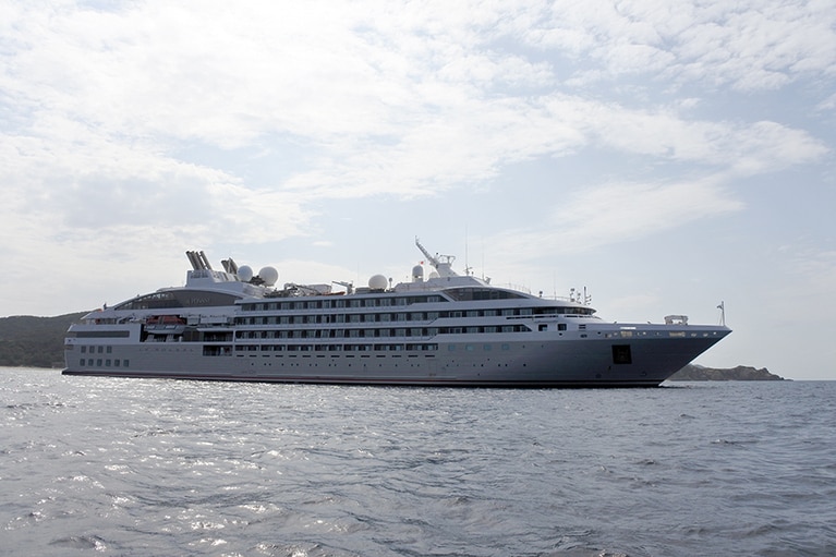 ポナンクルーズのル ソレアル号。奥に見えるのは沖縄冒険クルーズの寄港地のひとつ、座間味島。