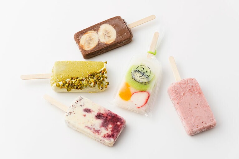 プチシャトー「Petit236アイスバー」各378～475円（約100ml）。手前左から時計回り：アグリアーノ・チェリーチーズ 389円、ピスターチオ 467円、チョコバナナ 389円、練乳いちご 389円、榎谷農園のおいしいイチゴ 411円／山口県