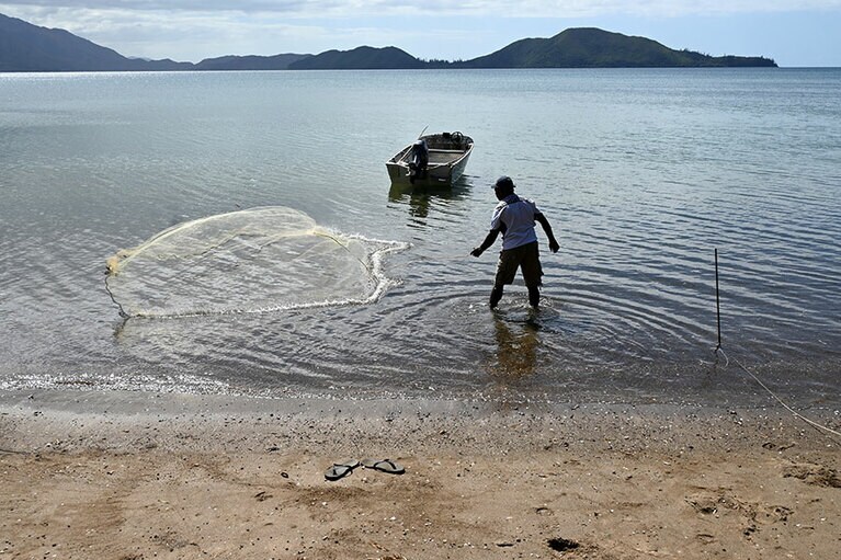 村の前の入り江で投網漁を見せてくれました。