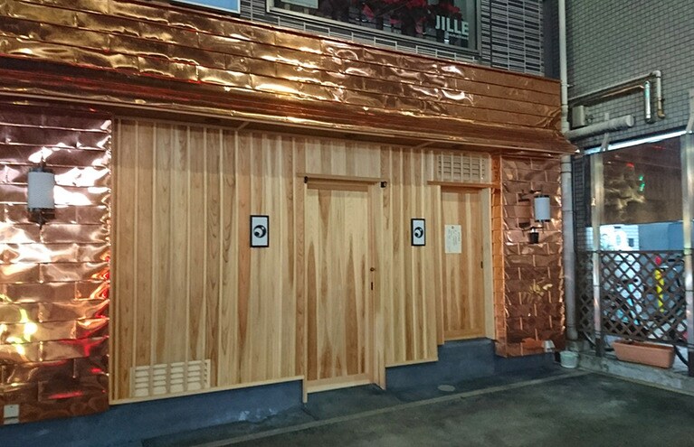 19時に訪問したのでこんなかんじだが、昼間はかなり目をひくはず……。